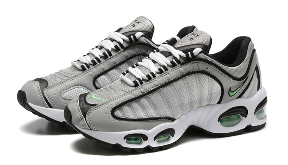 Les baskets Nike Air Max Tailwind 4 offrent un style emblématique et une performance exceptionnelle.
leur design audacieux. Pas Cher. Le moins cher.