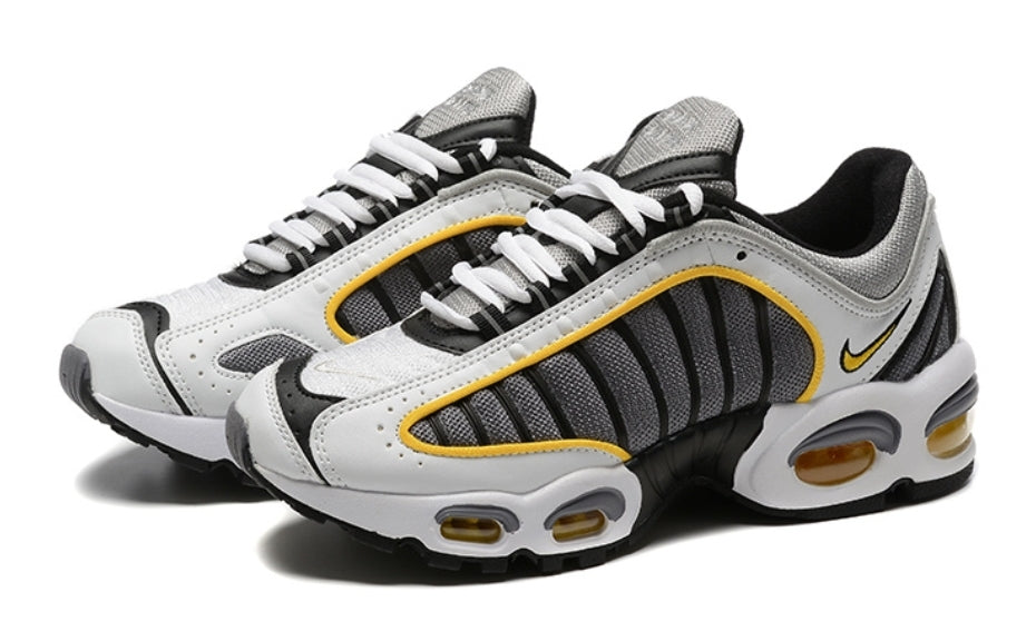 Les baskets Nike Air Max Tailwind 4 offrent un style emblématique et une performance exceptionnelle.
leur design audacieux. Pas Cher. Le moins cher.