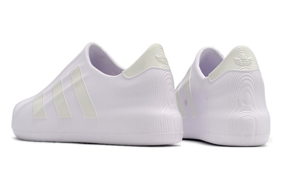 les Adidas Originals AdiFOM Superstar. Ces baskets incarnent l'héritage emblématique des Superstar avec une touche de modernité.