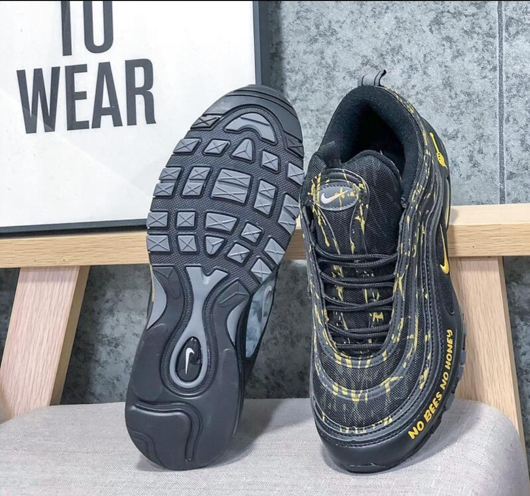 Les baskets Nike Air Max 97 sont synonymes de style emblématique et de confort absolu. Leur design ondulé distinctif.pas cher. Le moins cher.