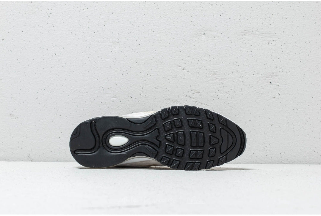 Les baskets Nike Air Max 97 sont synonymes de style emblématique et de confort absolu. Leur design ondulé distinctif.pas cher. Le moins cher.