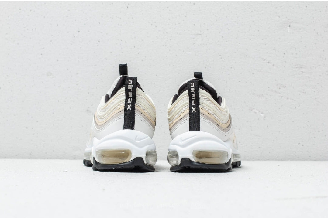 Les baskets Nike Air Max 97 sont synonymes de style emblématique et de confort absolu. Leur design ondulé distinctif.pas cher. Le moins cher.