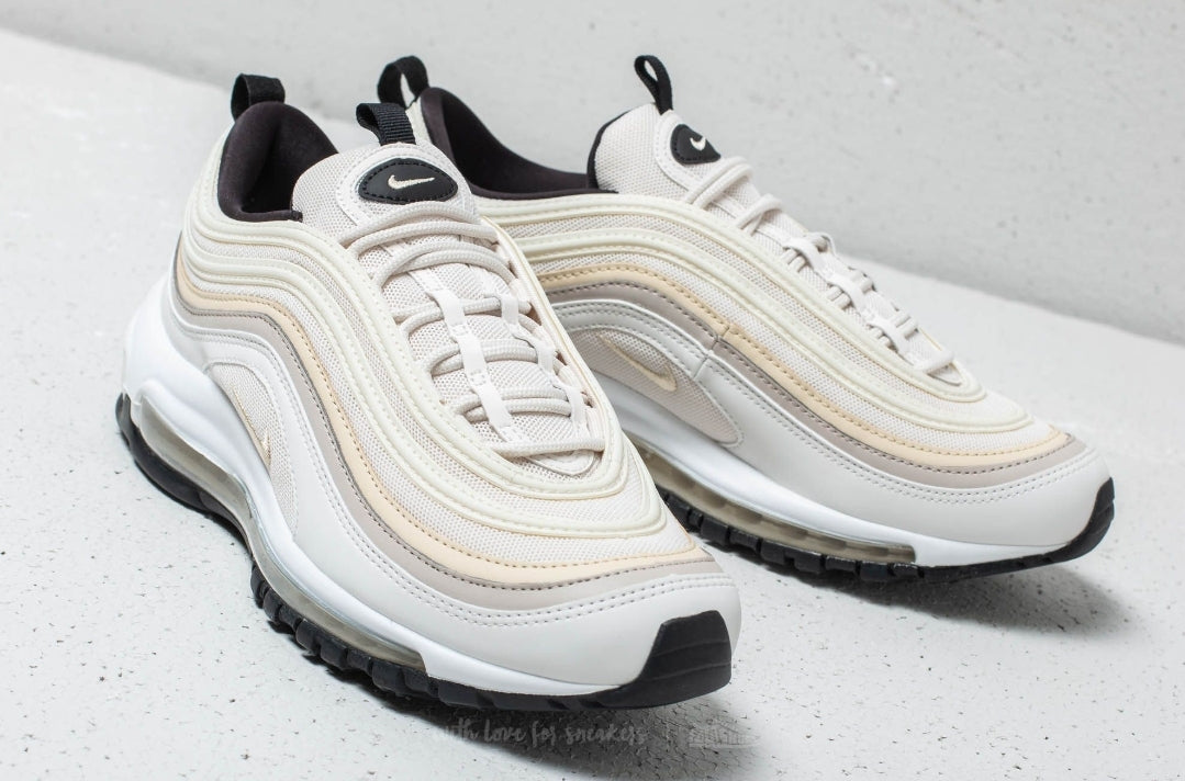 Les baskets Nike Air Max 97 sont synonymes de style emblématique et de confort absolu. Leur design ondulé distinctif.pas cher. Le moins cher.
