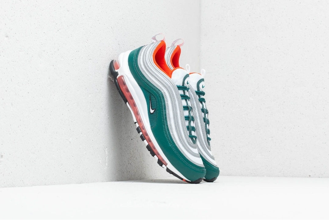 Les baskets Nike Air Max 97 sont synonymes de style emblématique et de confort absolu. Leur design ondulé distinctif.pas cher. Le moins cher.