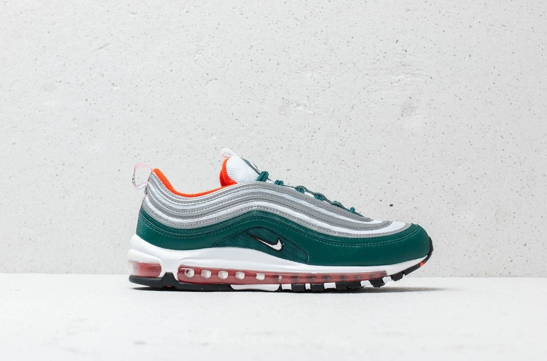 Les baskets Nike Air Max 97 sont synonymes de style emblématique et de confort absolu. Leur design ondulé distinctif.pas cher. Le moins cher.