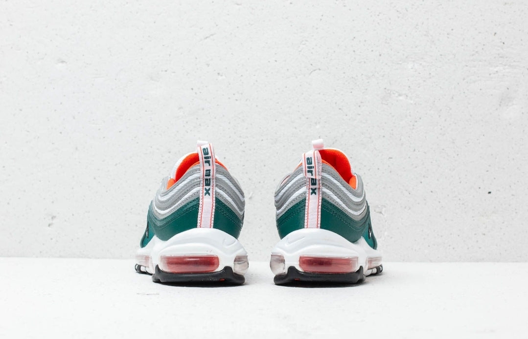 Les baskets Nike Air Max 97 sont synonymes de style emblématique et de confort absolu. Leur design ondulé distinctif.pas cher. Le moins cher.