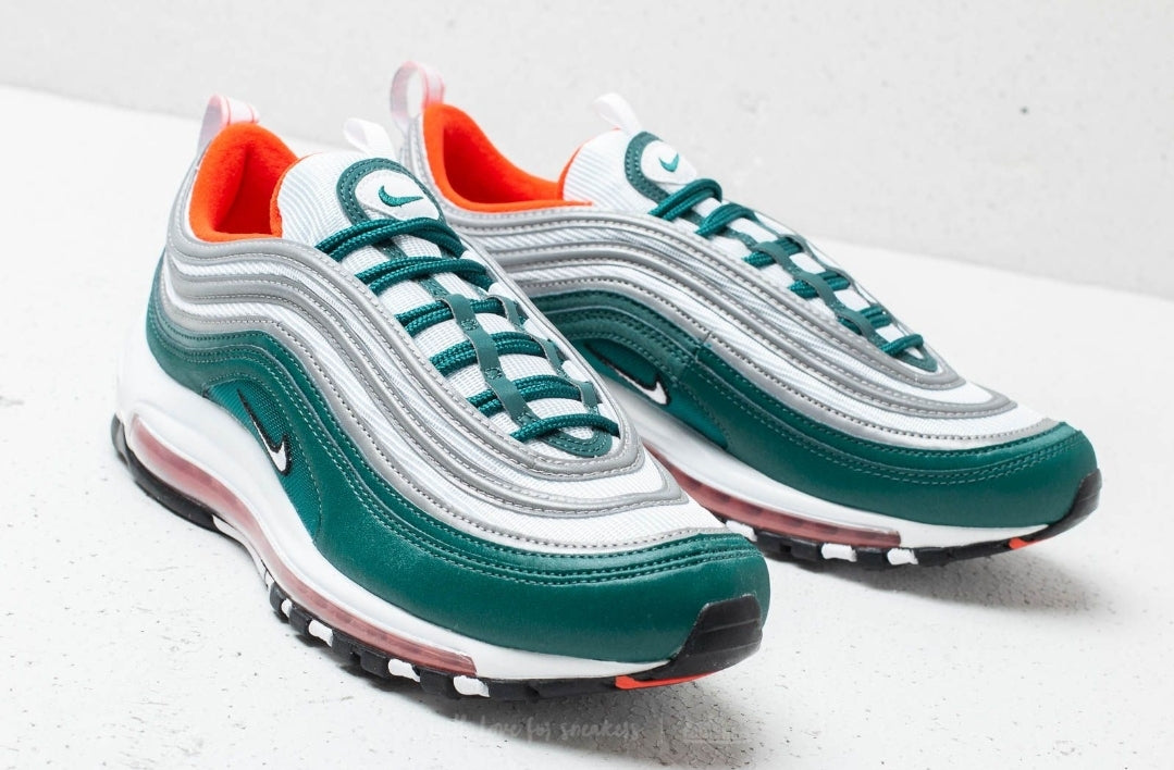 Les baskets Nike Air Max 97 sont synonymes de style emblématique et de confort absolu. Leur design ondulé distinctif.pas cher. Le moins cher.