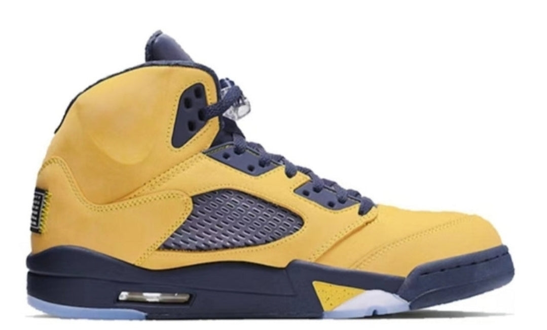 Les baskets Air Jordan 5 offrent un style audacieux et une performance exceptionnelle. leur design unique emblématique. Pas cher. Le moins cher.