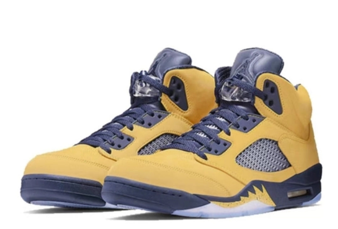 Les baskets Air Jordan 5 offrent un style audacieux et une performance exceptionnelle. leur design unique emblématique. Pas cher. Le moins cher.