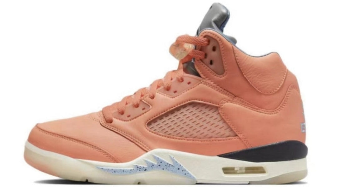 Les baskets Air Jordan 5 offrent un style audacieux et une performance exceptionnelle. leur design unique emblématique. Pas cher. Le moins cher.