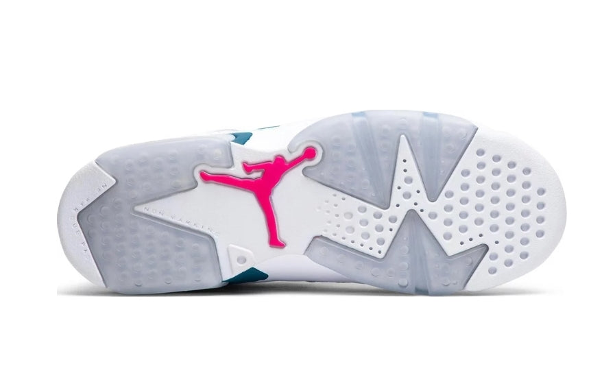 Les baskets Air Jordan 6 offrent un style emblématique  performance remarquable.
design distinctif matériaux. Baskets pas Cher. Le moins cher.