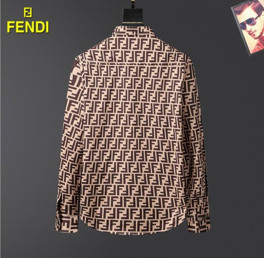 Les chemises Fendi incarnent l’élégance et le style raffiné. Avec leur design audacieux et leur qualité irréprochable, elles s’imposent comme un incontournable pour les amateurs de mode.