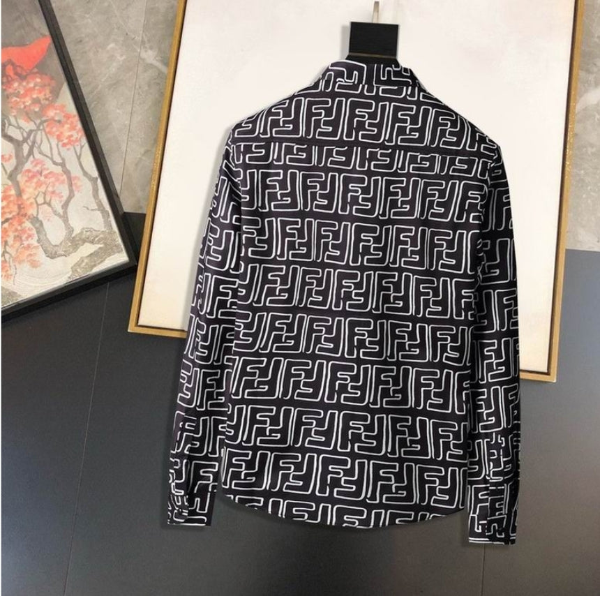 Les chemises Fendi incarnent l’élégance et le style raffiné. Avec leur design audacieux et leur qualité irréprochable, elles s’imposent comme un incontournable pour les amateurs de mode.