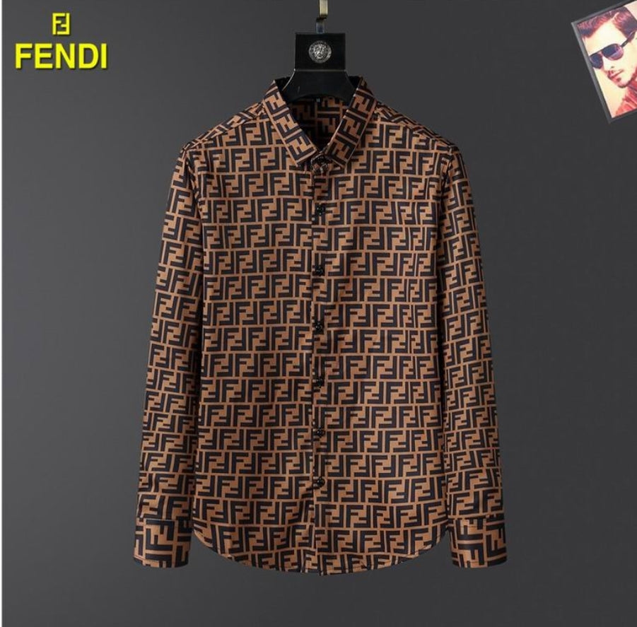 Les chemises Fendi incarnent l’élégance et le style raffiné. Avec leur design audacieux et leur qualité irréprochable, elles s’imposent comme un incontournable pour les amateurs de mode.