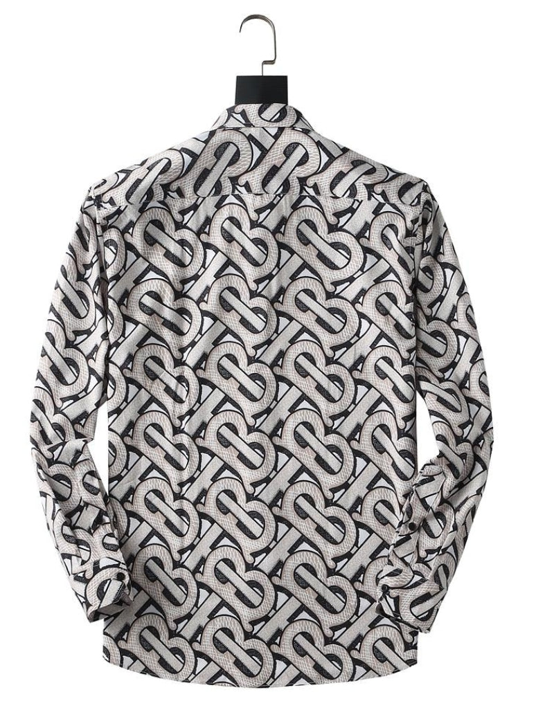 Les chemises Burberry incarnent l’élégance britannique et un style intemporel. Réputées pour leur design iconique et leur qualité exceptionnelle, elles s’imposent comme un must-have pour les hommes raffinés. Fabriquées avec des matériaux premium, ces chemises allient confort et sophistication