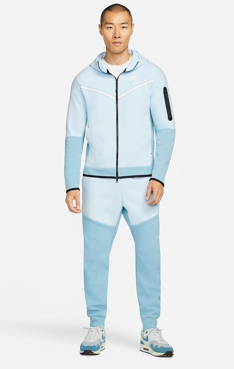 Les ensembles survêtement Nike combinent performance et style de manière exemplaire. Leur design dynamique.pas cher.le moins cher.