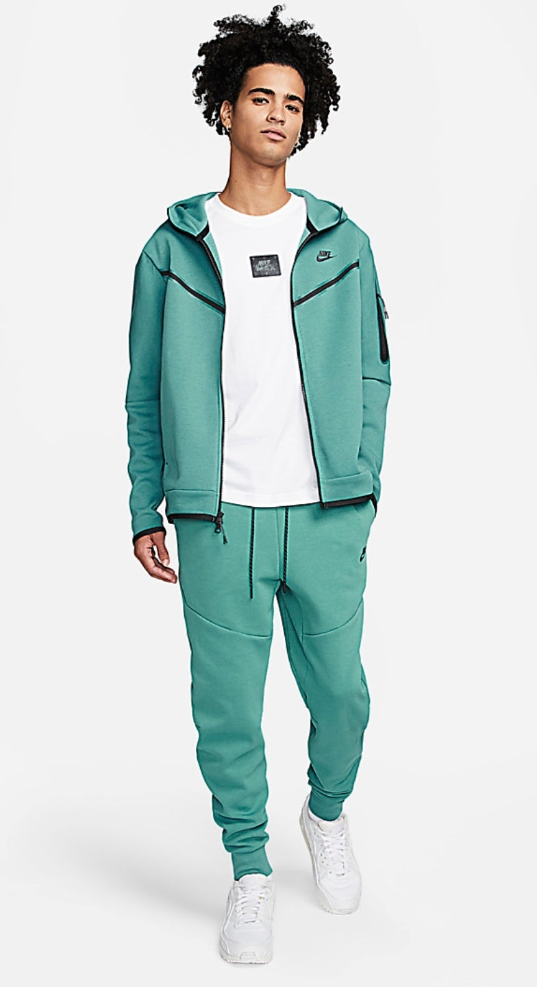 Les ensembles survêtement Nike combinent performance et style de manière exemplaire. Leur design dynamique.pas cher.le moins cher.