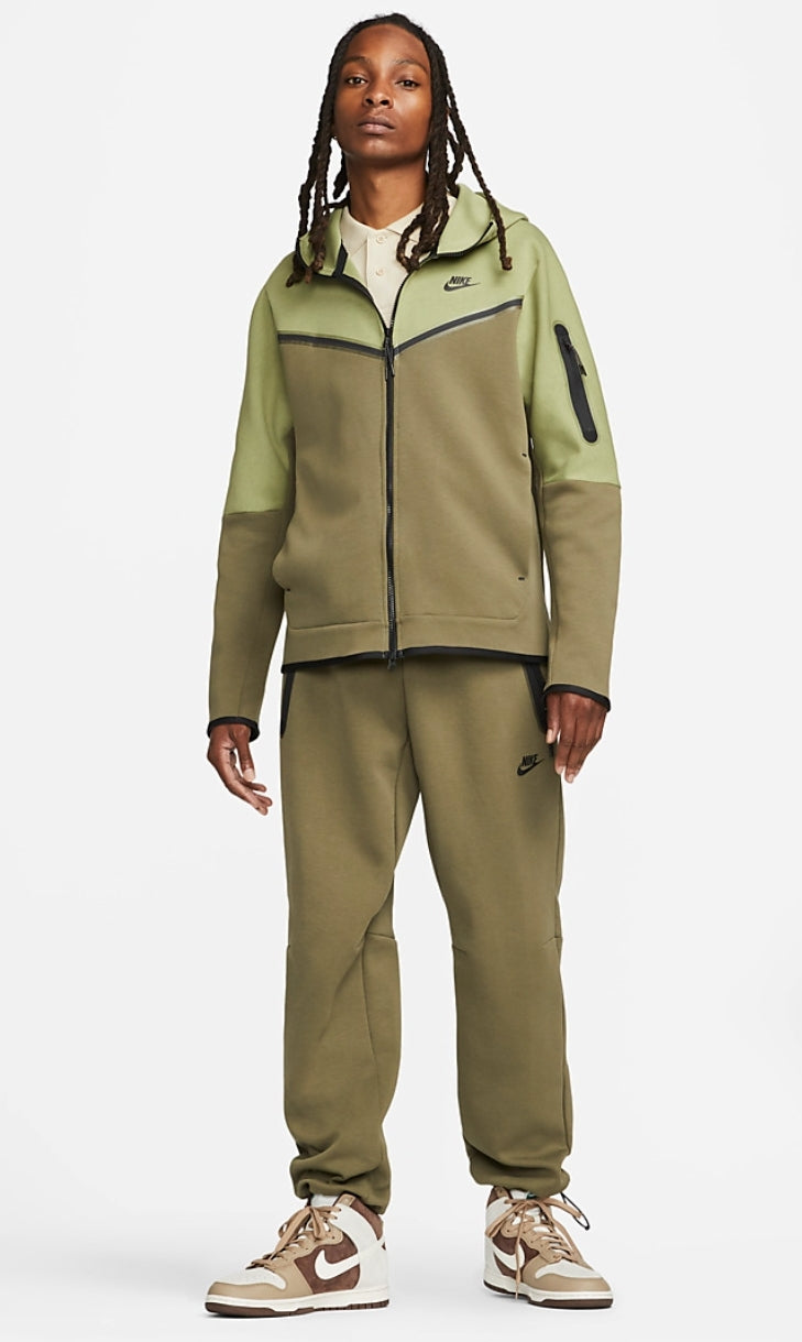 Les ensembles survêtement Nike combinent performance et style de manière exemplaire. Leur design dynamique.pas cher.le moins cher.