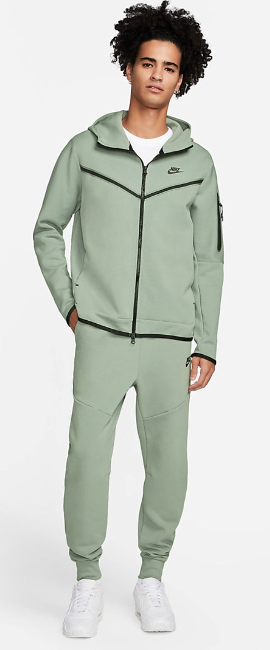 Les ensembles survêtement Nike combinent performance et style de manière exemplaire. Leur design dynamique.pas cher.le moins cher.