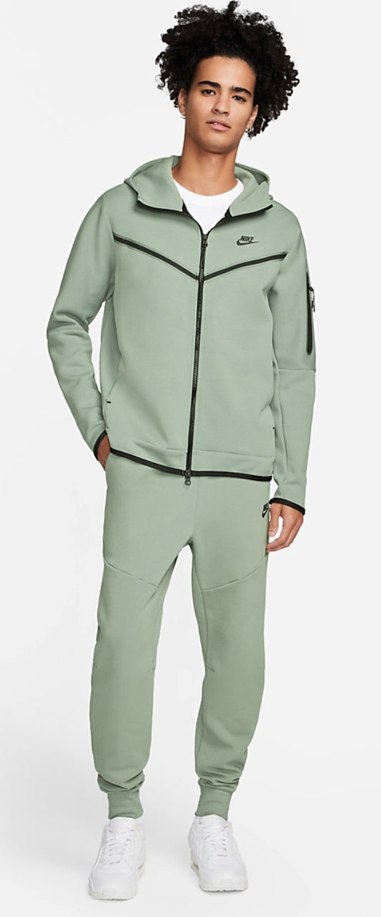 Les ensembles survêtement Nike combinent performance et style de manière exemplaire. Leur design dynamique.pas cher.le moins cher.