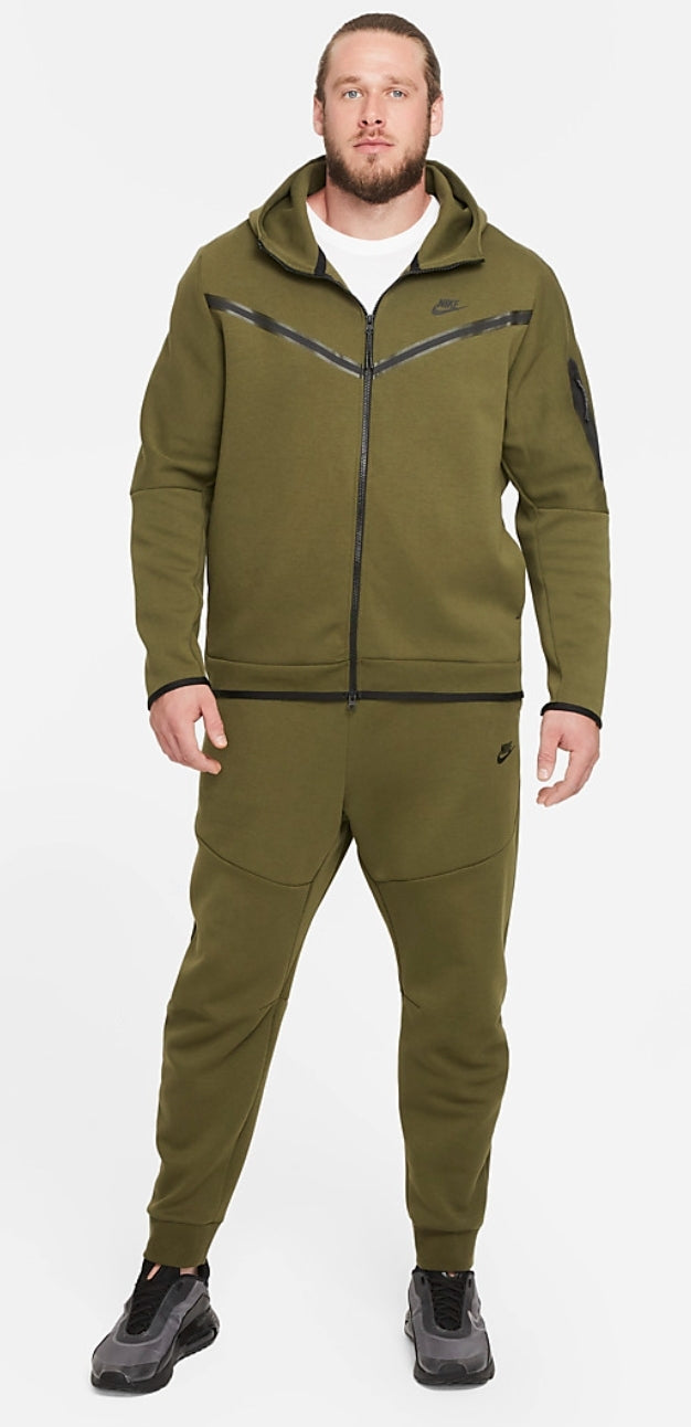 Les ensembles survêtement Nike combinent performance et style de manière exemplaire. Leur design dynamique.pas cher.le moins cher.