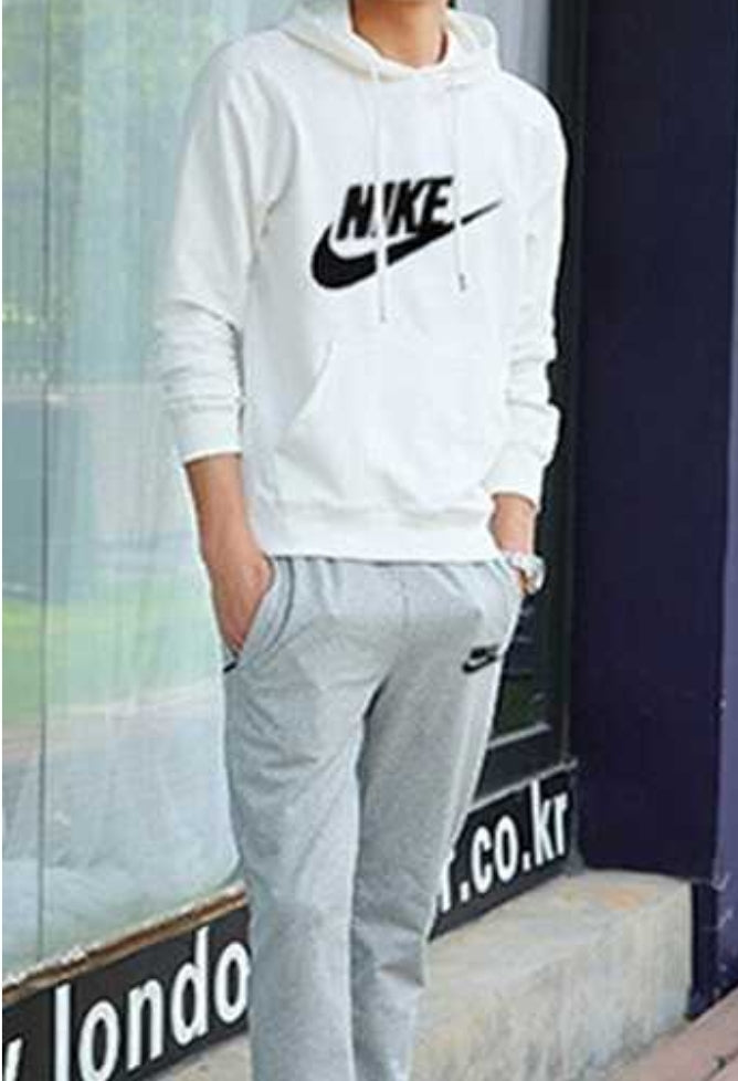 Les ensembles survêtement Nike combinent performance et style de manière exemplaire. Leur design dynamique.pas cher.le moins cher.