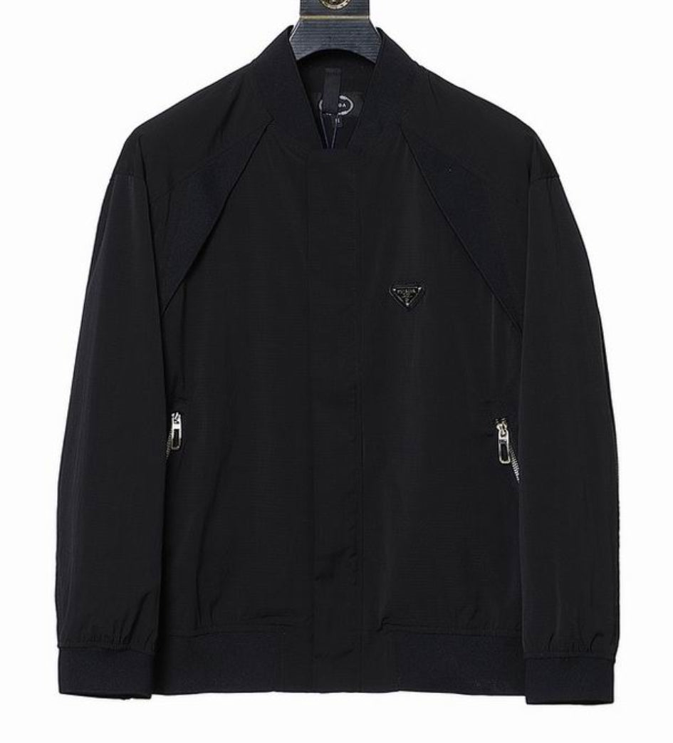Les vestes Prada pour homme incarnent un style sophistiqué et une qualité exceptionnelle, reflétant l’expertise de la marque dans la mode haut de gamme