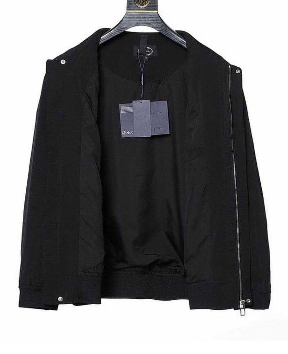 Les vestes Prada pour homme incarnent un style sophistiqué et une qualité exceptionnelle, reflétant l’expertise de la marque dans la mode haut de gamme