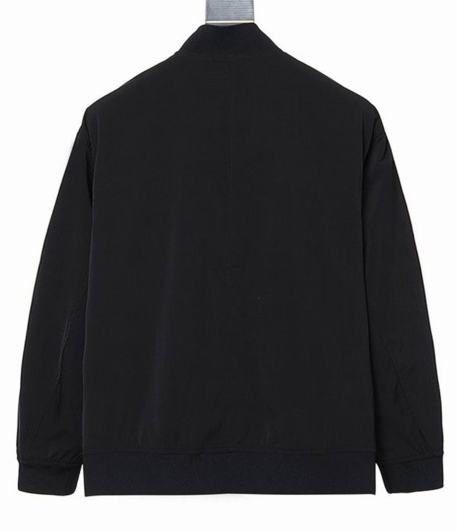 Les vestes Prada pour homme incarnent un style sophistiqué et une qualité exceptionnelle, reflétant l’expertise de la marque dans la mode haut de gamme