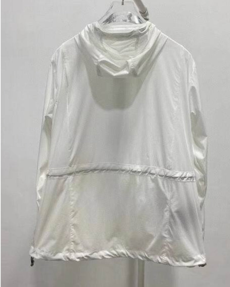 Les vestes Prada pour homme incarnent un style sophistiqué et une qualité exceptionnelle, reflétant l’expertise de la marque dans la mode haut de gamme