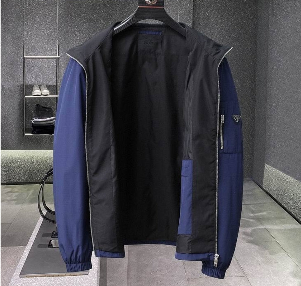 Les vestes Prada pour homme incarnent un style sophistiqué et une qualité exceptionnelle, reflétant l’expertise de la marque dans la mode haut de gamme