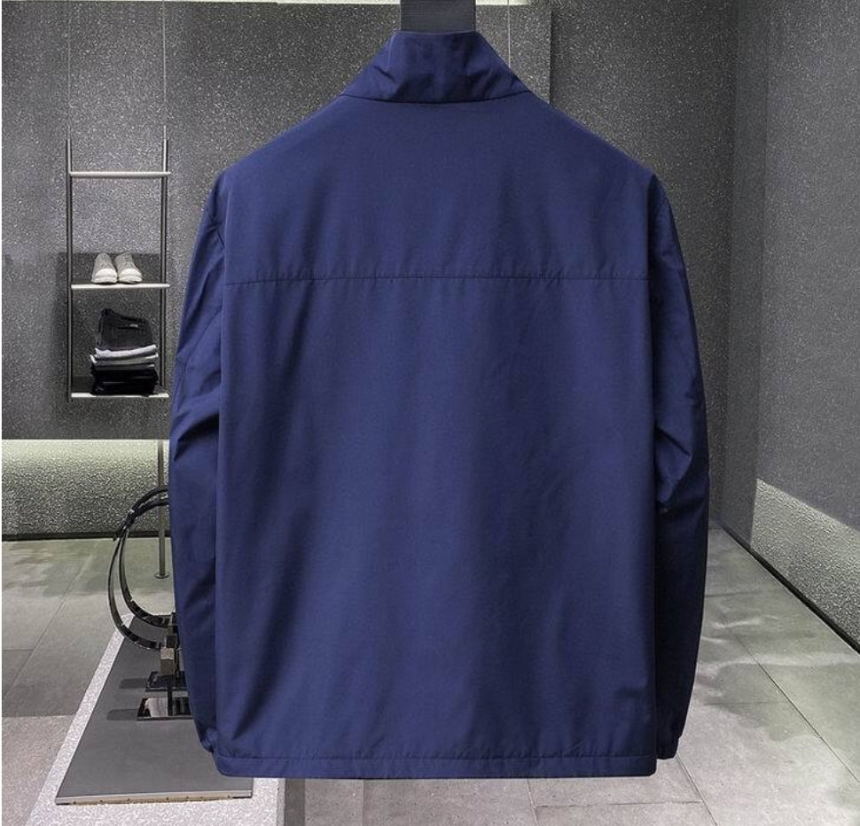 Les vestes Prada pour homme incarnent un style sophistiqué et une qualité exceptionnelle, reflétant l’expertise de la marque dans la mode haut de gamme