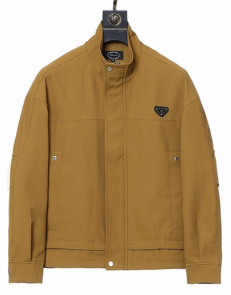 Les vestes Prada pour homme incarnent un style sophistiqué et une qualité exceptionnelle, reflétant l’expertise de la marque dans la mode haut de gamme