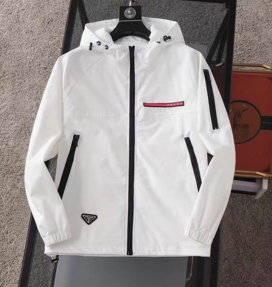 Les vestes Prada pour homme incarnent un style sophistiqué et une qualité exceptionnelle, reflétant l’expertise de la marque dans la mode haut de gamme