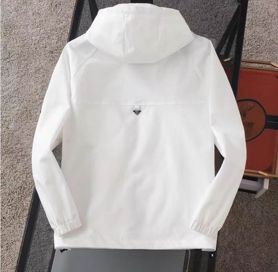 Les vestes Prada pour homme incarnent un style sophistiqué et une qualité exceptionnelle, reflétant l’expertise de la marque dans la mode haut de gamme