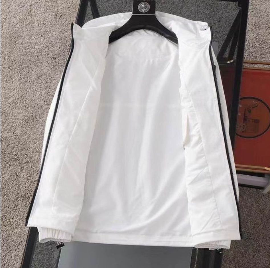 Les vestes Prada pour homme incarnent un style sophistiqué et une qualité exceptionnelle, reflétant l’expertise de la marque dans la mode haut de gamme