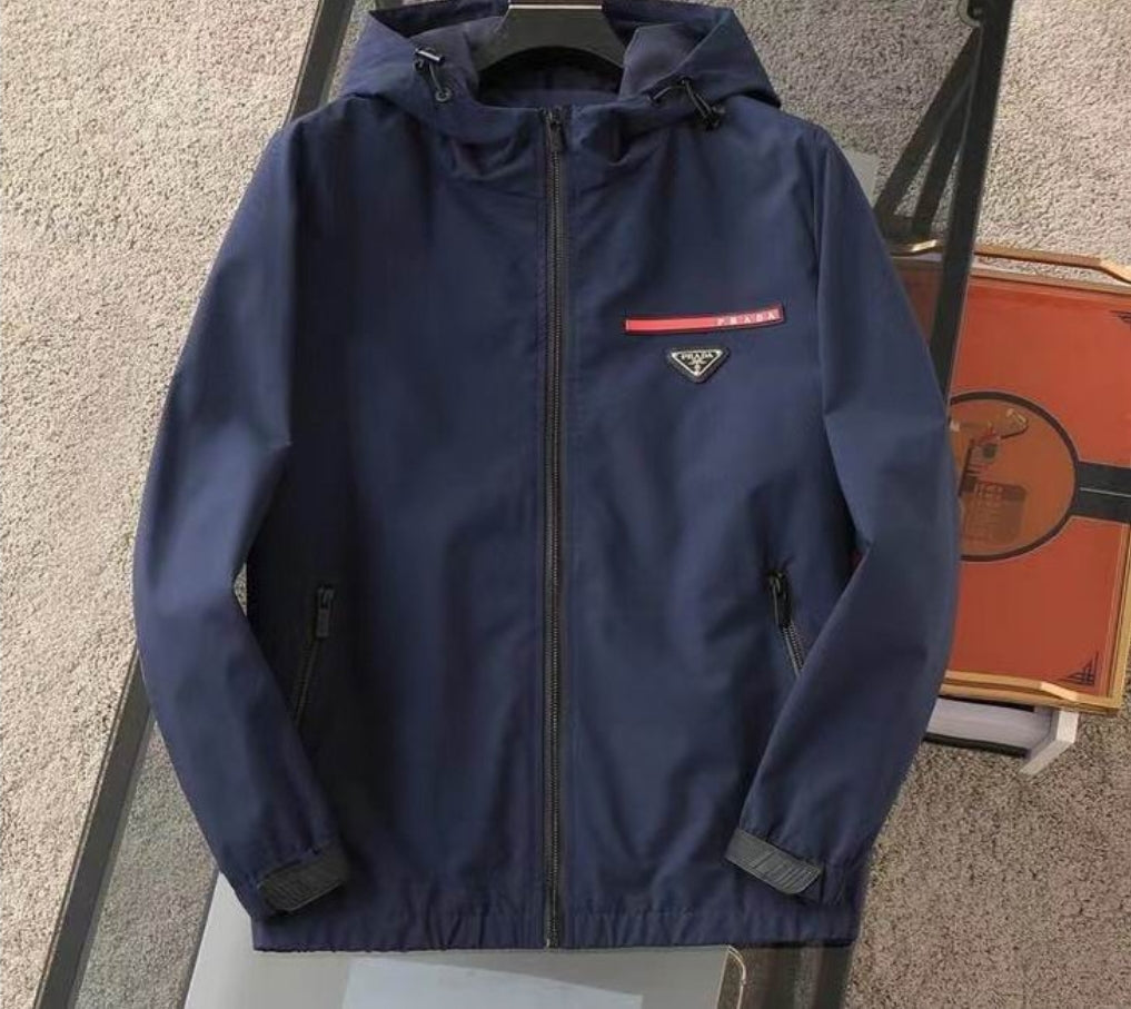 Les vestes Prada pour homme incarnent un style sophistiqué et une qualité exceptionnelle, reflétant l’expertise de la marque dans la mode haut de gamme