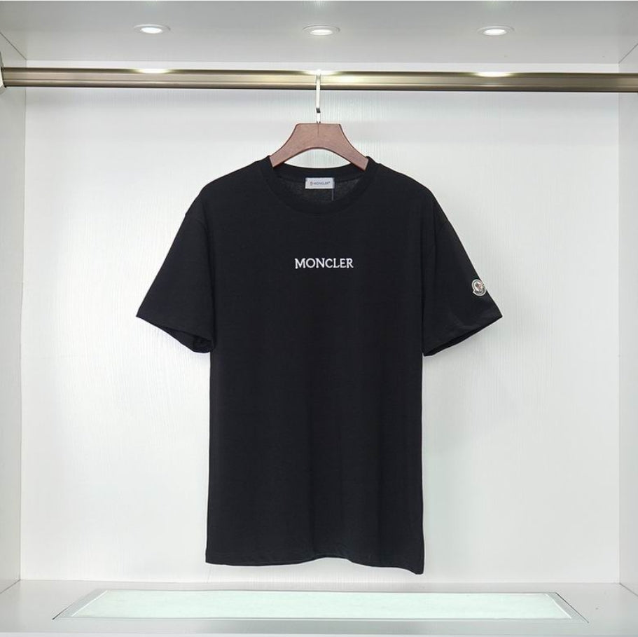 Le polo T-shirt Moncler pour homme incarne le summum de l'élégance décontractée et du style intempore design incontournable .au meilleur prix