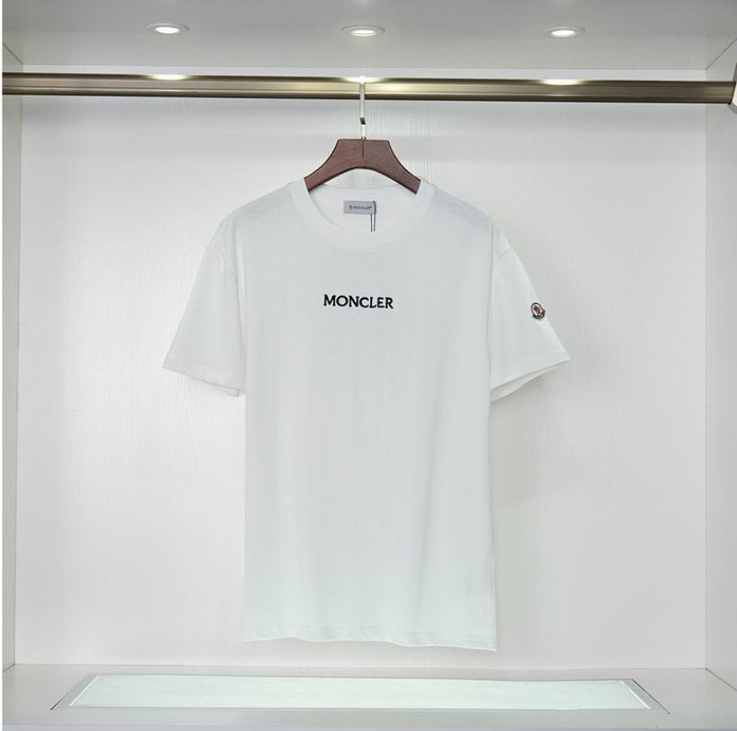 Le polo T-shirt Moncler pour homme incarne le summum de l'élégance décontractée et du style intempore design incontournable .au meilleur prix