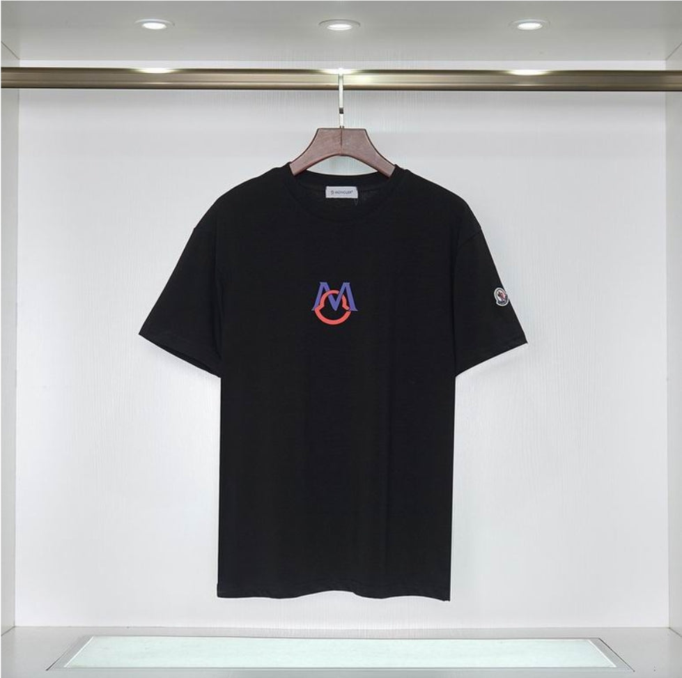Le polo T-shirt Moncler pour homme incarne le summum de l'élégance décontractée et du style intempore design incontournable .au meilleur prix