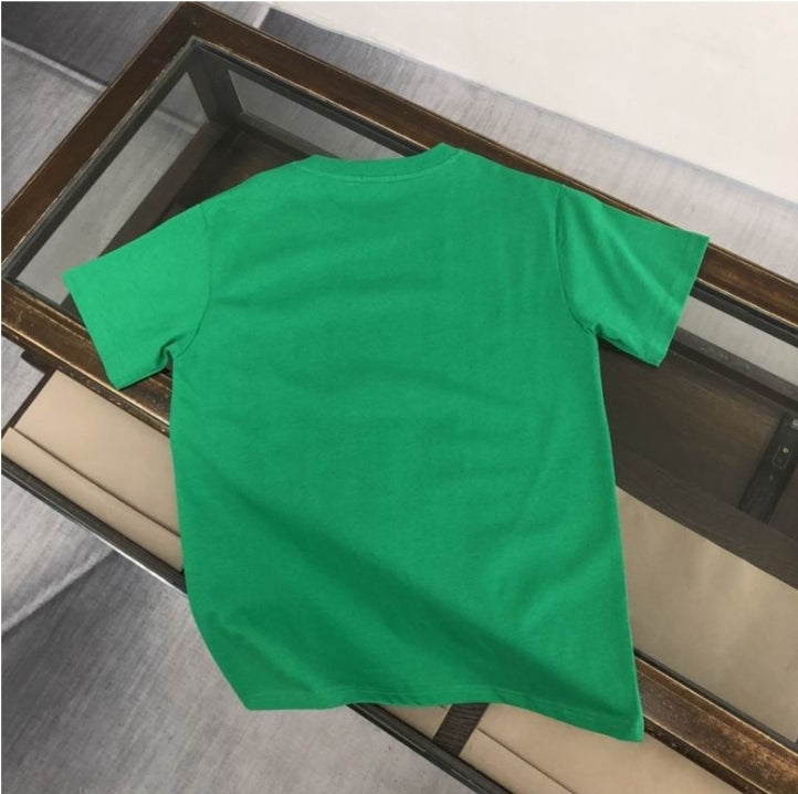 Les polos T-shirt Fendi pour homme incarnent l’élégance italienne avec une touche de modernité , caractéristiques de la maison Fendi. Au meilleur prix