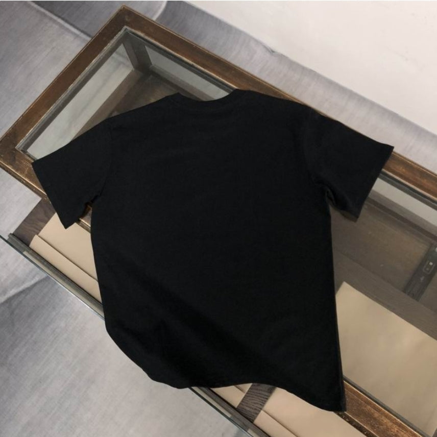 Les polos T-shirt Fendi pour homme incarnent l’élégance italienne avec une touche de modernité , caractéristiques de la maison Fendi. Au meilleur prix