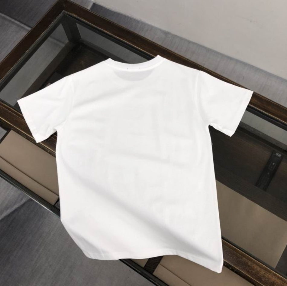 Les polos T-shirt Fendi pour homme incarnent l’élégance italienne avec une touche de modernité , caractéristiques de la maison Fendi. Au meilleur prix