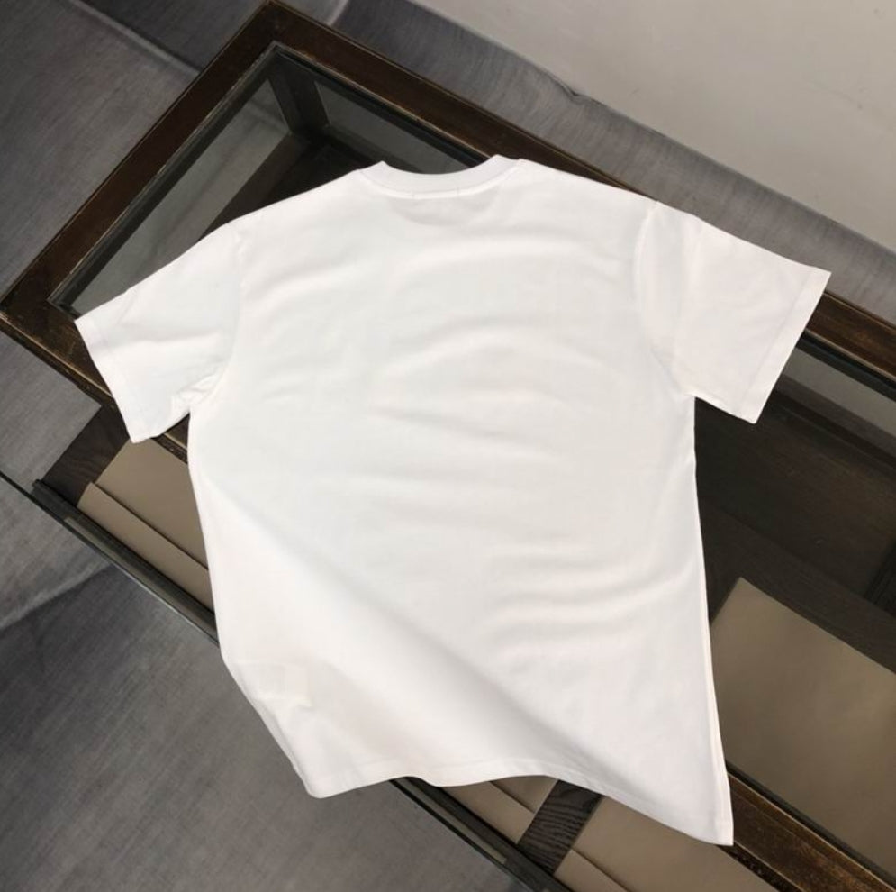 Les polos T-shirt Fendi pour homme incarnent l’élégance italienne avec une touche de modernité , caractéristiques de la maison Fendi. Au meilleur prix