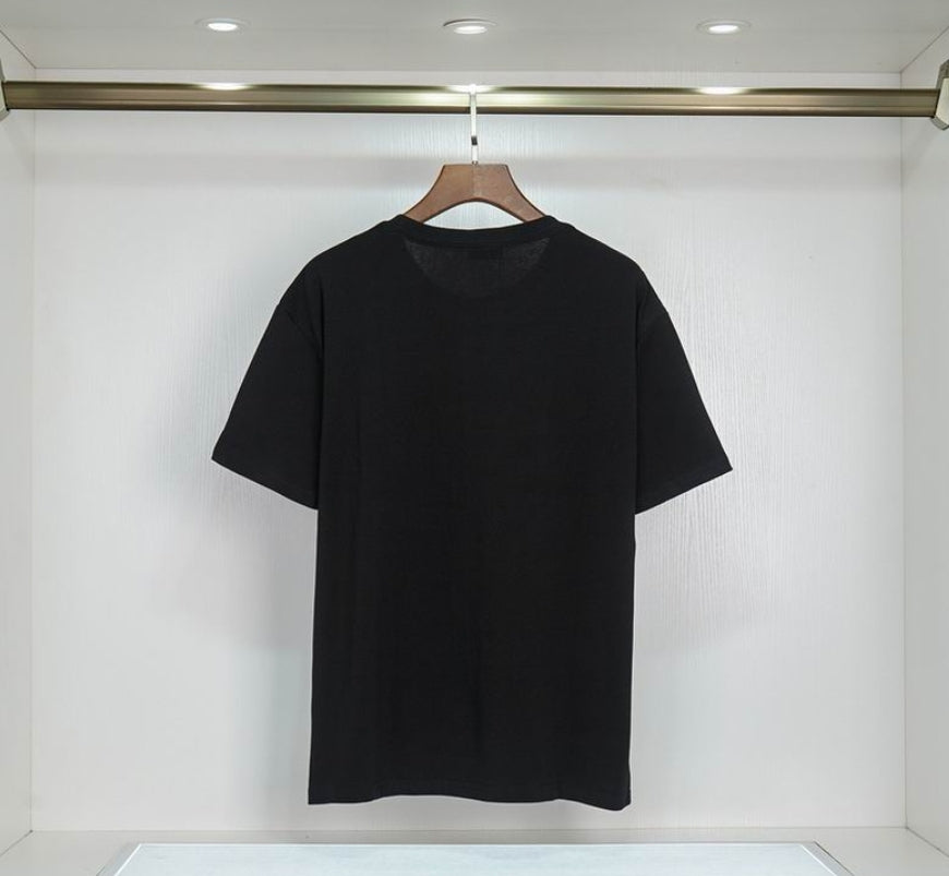 Les polos T-shirt Fendi pour homme incarnent l’élégance italienne avec une touche de modernité , caractéristiques de la maison Fendi. Au meilleur prix
