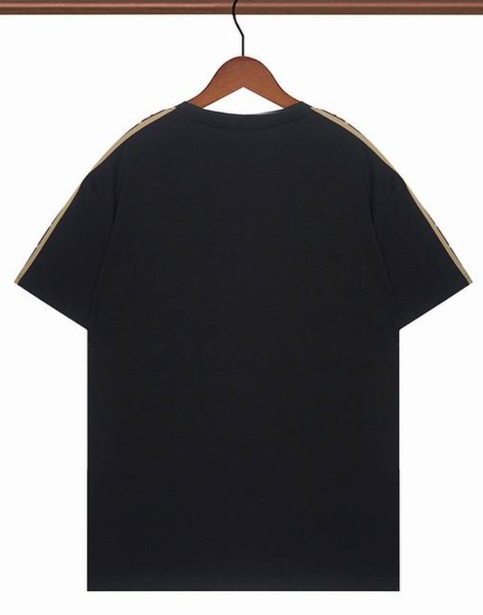 Les polos T-shirt Fendi pour homme incarnent l’élégance italienne avec une touche de modernité , caractéristiques de la maison Fendi. Au meilleur prix