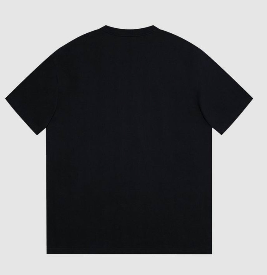Les polos T-shirt Fendi pour homme incarnent l’élégance italienne avec une touche de modernité , caractéristiques de la maison Fendi. Au meilleur prix