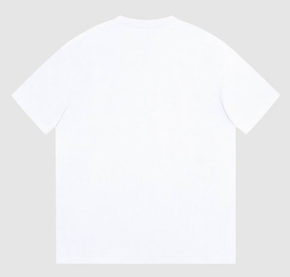 Les polos T-shirt Fendi pour homme incarnent l’élégance italienne avec une touche de modernité , caractéristiques de la maison Fendi. Au meilleur prix