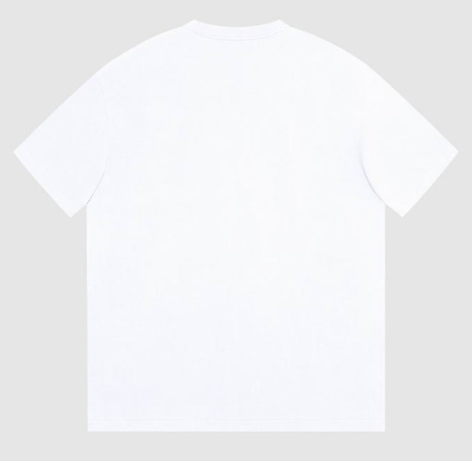 Les polos T-shirt Fendi pour homme incarnent l’élégance italienne avec une touche de modernité , caractéristiques de la maison Fendi. Au meilleur prix