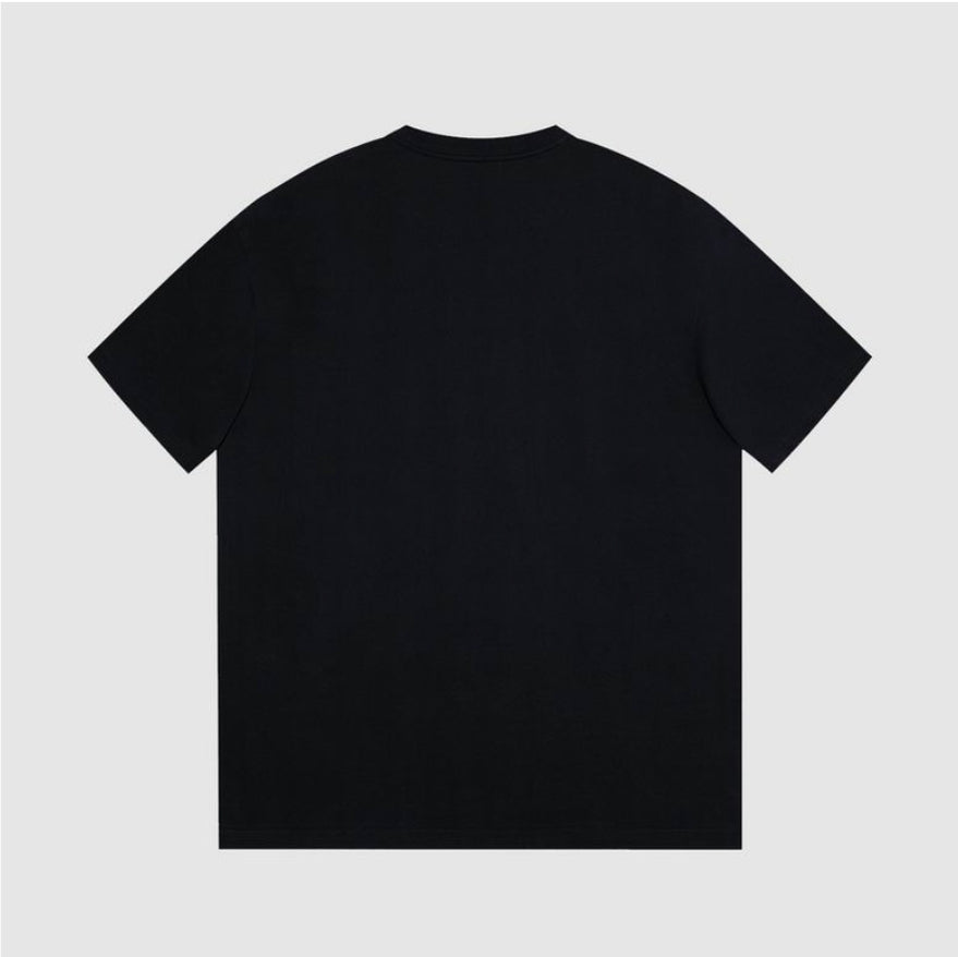 Les polos T-shirt Fendi pour homme incarnent l’élégance italienne avec une touche de modernité , caractéristiques de la maison Fendi. Au meilleur prix